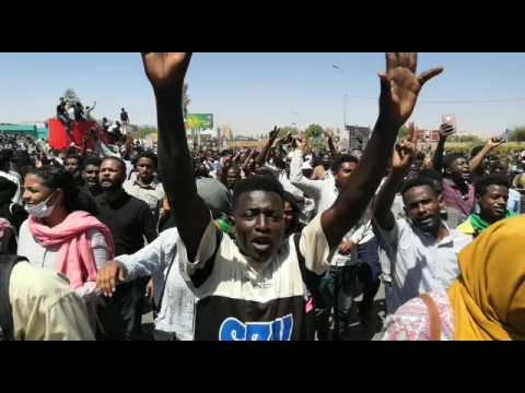 Sudan protesters rally outside army HQ for 2nd day