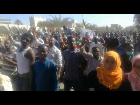 Sudan protesters reach army HQ for first time (2)