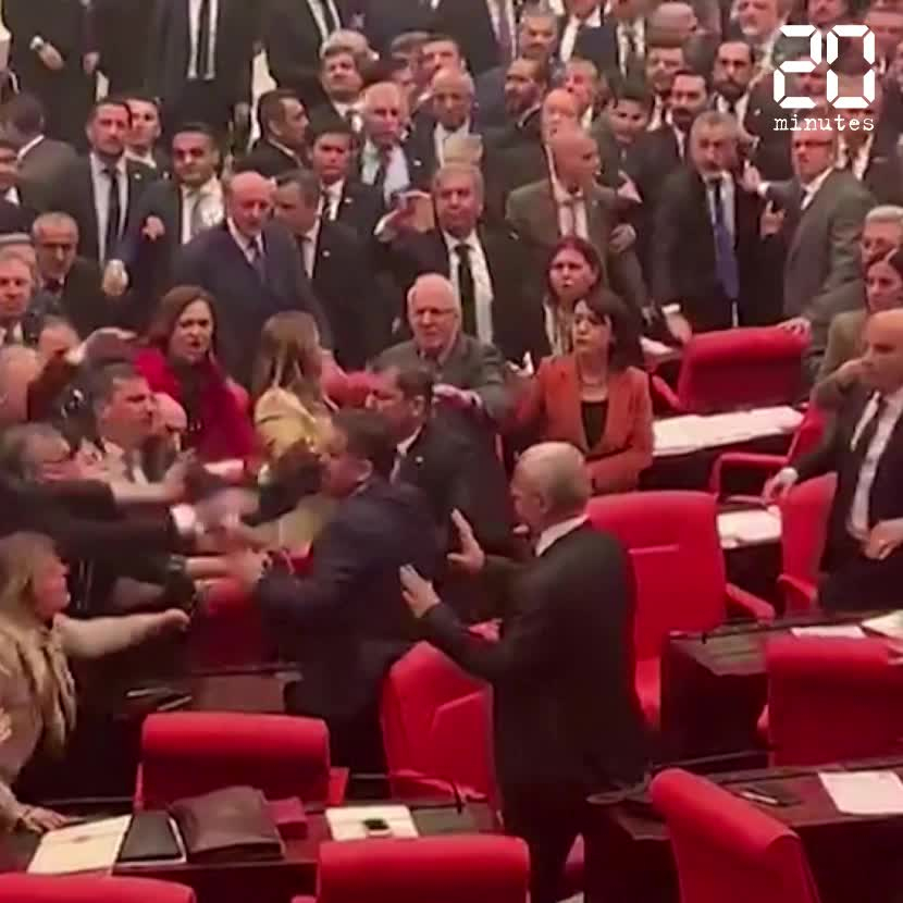 VIDEO. Turquie : Une bagarre générale entre élus éclate au Parlement