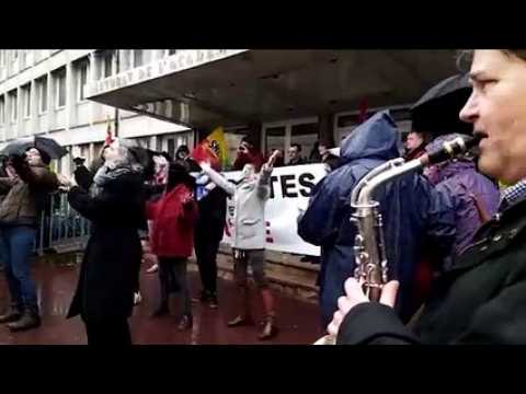 Manifestation pluvieuse et festive devant le rectorat de Nancy Metz
