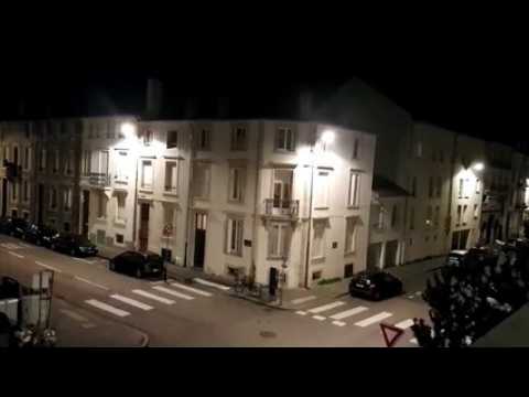 Des habitants de Nancy soutiennent les personnels soignants en applaudissant depuis leur balcon