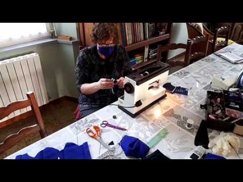 Vosges : elle fabrique des masques avec du tissu de la gendarmerie