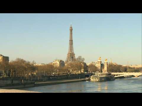 Coronavirus: Paris streets still deserted a week into confinement