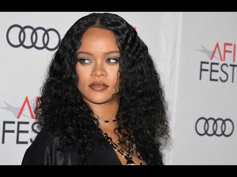 Rihanna gives protective equipment to New York medics