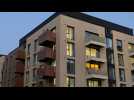 Londoners clap from balconies for NHS in Stratford - Label : AFPTV - First images - Category : News