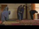 Coronavirus: Muslim family prays at home after mosques close in Gaza