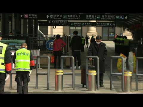 Coronavirus: Three-minutes of mourning at Wuhan railway station