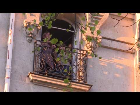 Coronavirus: Parisians cheer on health-care workers from balconies