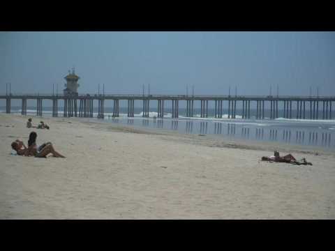 US: Californians defy beach closure in Orange County