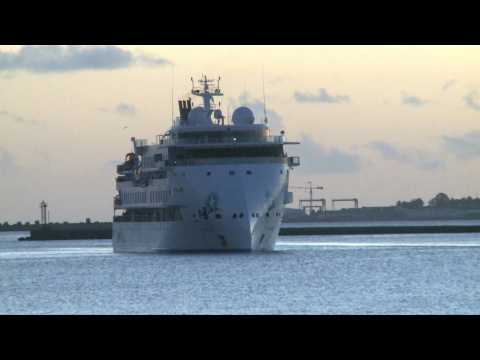 Virus-infected Australian cruise ship arrives at Montevideo port