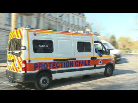 Coronavirus: Ambulances transfer patients to Paris-Austerlitz station