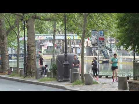 Paris joggers run before 10am curfew enforced during lockdown
