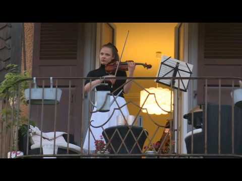 Lausanne violinist plays for neighbours on balconies