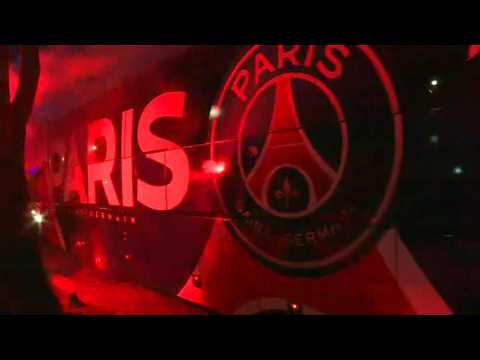 Football/Champions League: PSG fans surround team bus arriving for closed-door match