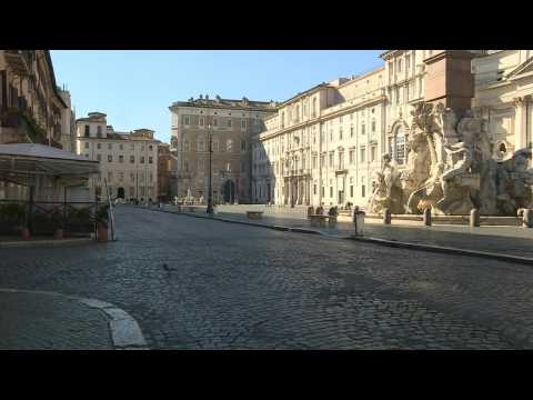 Coronavirus: Rome's Piazza Navona empty as stores are now shut