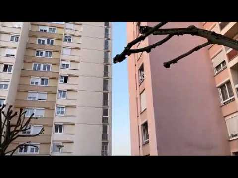 Vesoul : le quartier des Bains à fond derrière les soignants