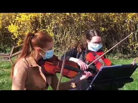 Tomblaine : des violonistes masquées donnent une aubade aux personnes âgées confinées