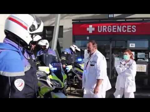 Les policiers de commissariat de Metz sont venus rendre hommage aux personnels du CRH Metz Thionville
