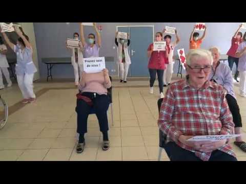 Pensionnaires et soignants de la maison de retraite « Les Sablons » à Pulnoy rassurent à leurs proches