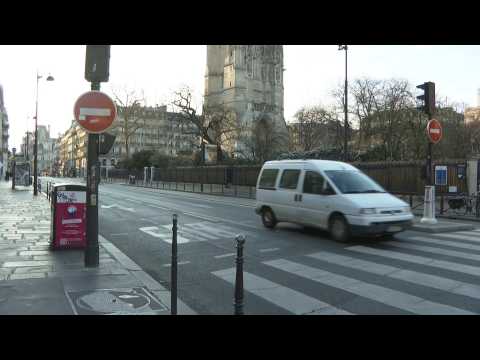 Coronavirus: Paris streets deserted on first day of confinement
