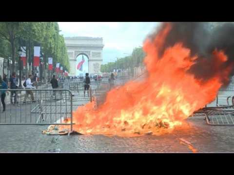 Tensions on the Champs-Elysées, occupied by "yellow vests"