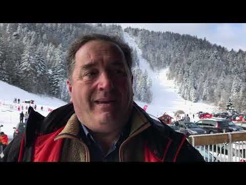 Le gérant de la station de l’Ermitage, Thibaut Leduc à fond derrière le skieur Clément Noël