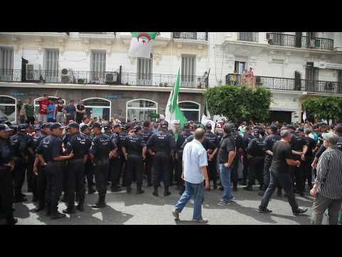 Algerians demonstrate against regime for the 20th consecutive friday