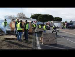 Video Un Gilet Jaune Tente De Bloquer Tout Seul Un Rond