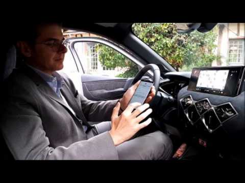 Stéphane Kharat, chef de produit DS3 Crossback E-Tense (100% électrique), présente le bouquet de services associés à la voiture