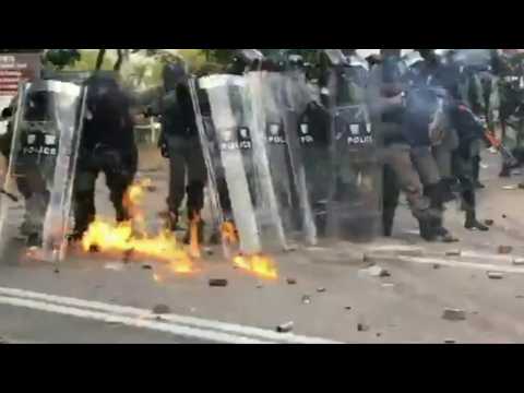 Hong Kong: Police and protesters battle outside university