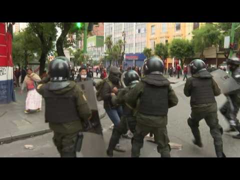 Arrests, tear gas and violent clashes continue in La Paz