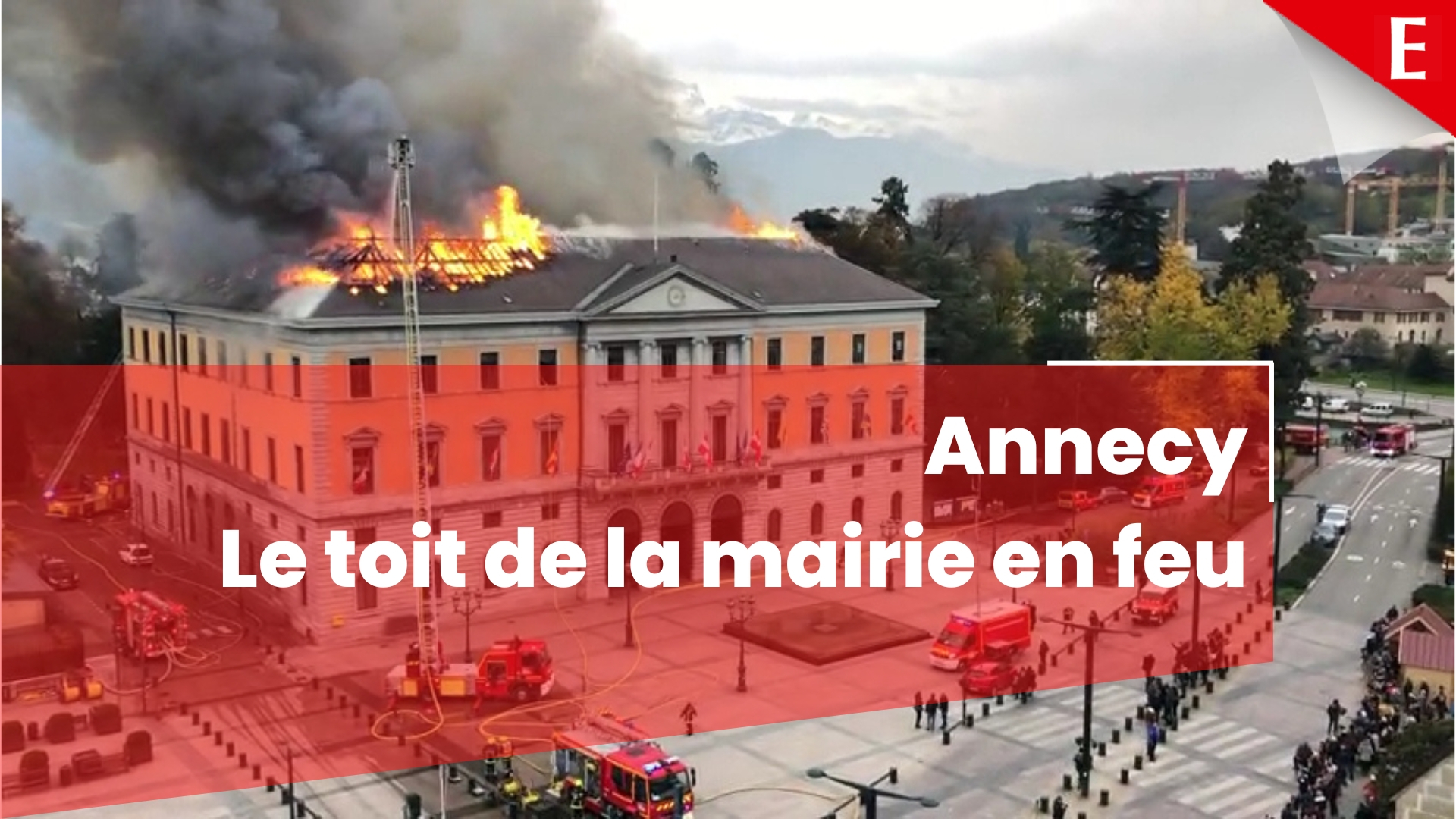 Le toit de la mairie d'Annecy est en flammes,jeudi 14 novembre 2019 (Le Messager)