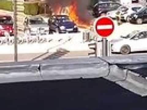 Besançon (25) : une voiture prend feu place Leclerc