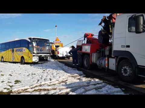 Arc-Sous-Cicon (25) : sortie de route d'un bus scolaire