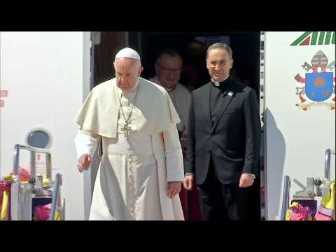 Pope lands in Thailand, start of two-country Asian tour