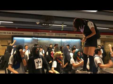 Chilean students evade subway turnstiles