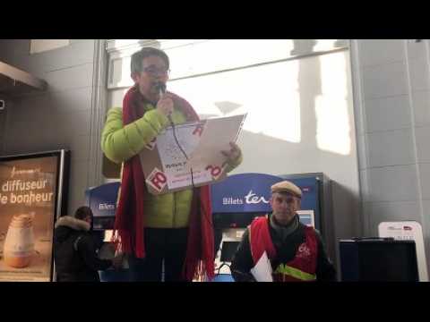 Grève du 5 décembre : lecture de la lettre ouverte des manifestants dans la gare de Saint-Dié-des-Vosges