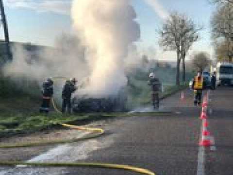 Haudainville : une voiture s'enflamme à la sortie de l'A4