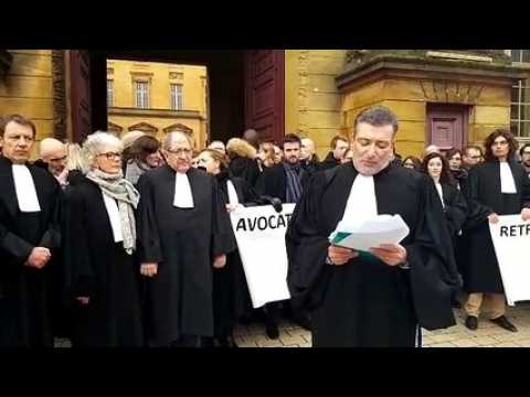 Metz : les robes noires en rangs serrés contre la réforme des retraites