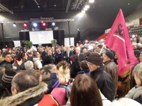 Besançon : plusieurs manifestants sont rentrés de force au sein du palais des sports en marge de la cérémonie de vœux du maire
