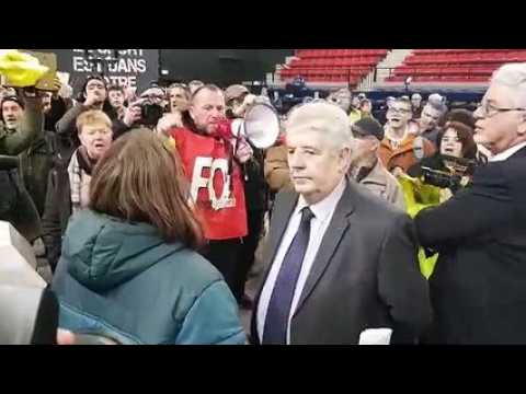 Besançon : militants de l'intersyndicale et gilets jaunes interpellent Jean Louis Fousseret, maire de Besançon et président de l'agglomération lors de sa cérémonie des vœux