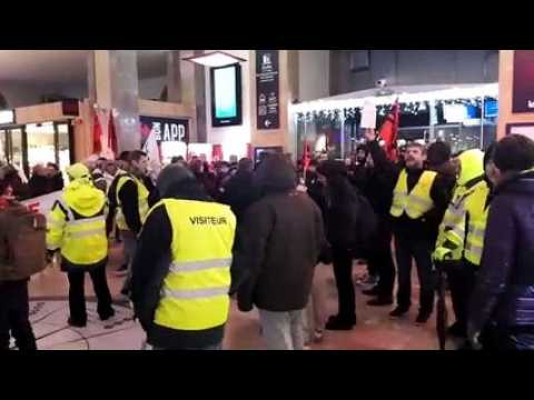 Nancy : dans le hall de la gare syndicalistes et Gilets jaunes se font entendre