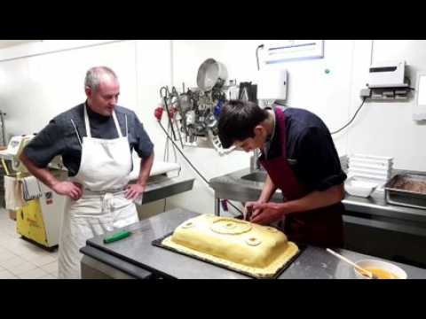 Sarrebourg : suivez étape par étape le montage d'un oreiller de la belle Aurore, le pâté en croûte version ultra luxe, chez Philippe Reinhardt.