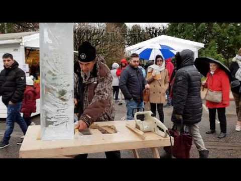 Premières démonstrations de sculptures sur glace à Vittel
