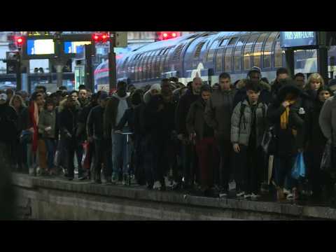 Traffic chaos at Saint-Lazare station on 12th day of French strike
