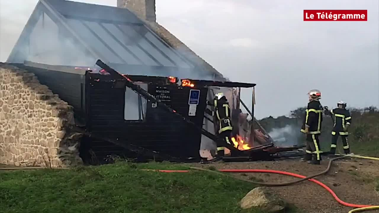 Trégunc (29). La Maison du littoral ravagée par les flammes (Le Télégramme)