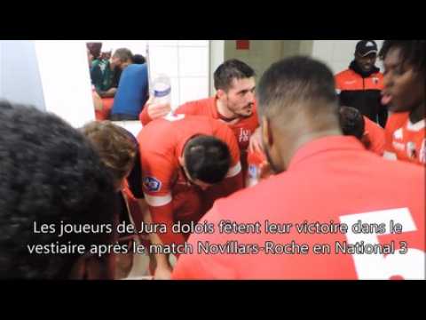 Les joueurs de Jura dolois fêtent leur victoire dans le vestiaire après le match Novillars-Roche en National 3