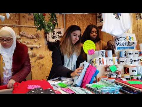 au marché de noël avec Jamila Blibli, responsable pole jeunesse du csc Porte du Miroir.