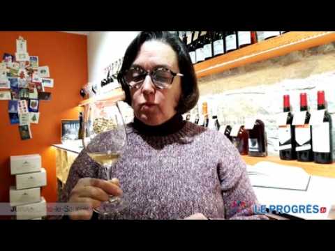 Silvia, sommelière, donne son avis sur la qualité du vin bio du Jura