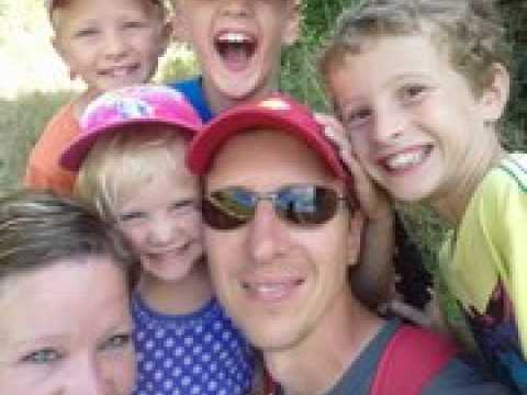 Dans la famille Courtois, les parents Alexandra et Guillaume et leurs quatre enfants Héloïse, Jules, Simon et Augustin chantent Noe¨l au sein de la chorale des Petits Chanteurs de Guewenheim.